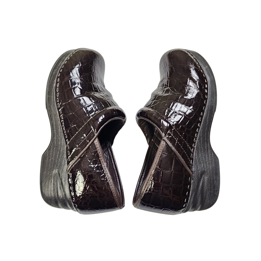 Croft & Barrow Womens Juliana Croc Textured Brown Patent Slip On Clogs Size 7.5